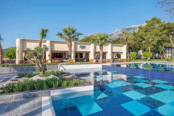 Außenpool des Sherwood Exclusive Kemer Hotels mit Blick auf das Mare Restaurant