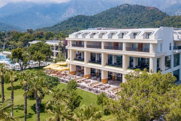Außenansicht des Sherwood Exclusive Kemer Hotels mit Swimmingpool und Restaurantterrasse.