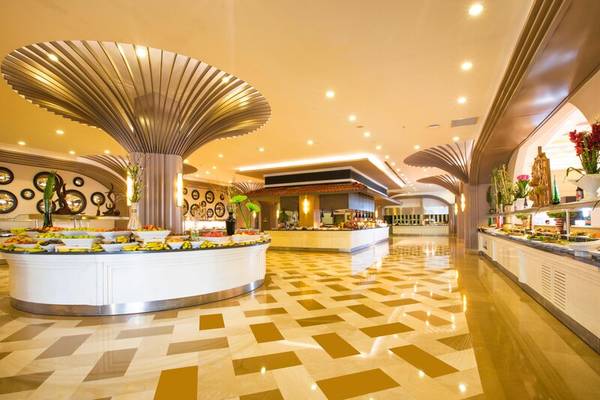Sherwood Exclusive Kemer Restaurant Innenraum mit geometrischem Boden und Buffet.