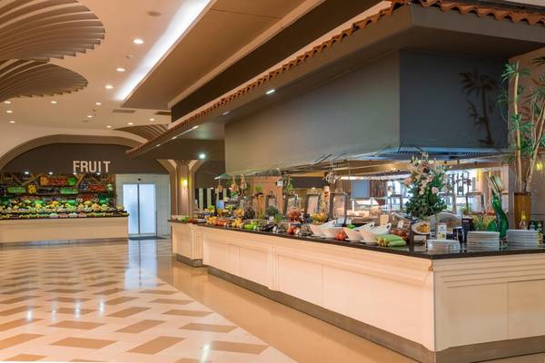 Buffetbereich im Sherwood Exclusive Kemer Hotel mit verschiedenen Früchten und Gerichten.