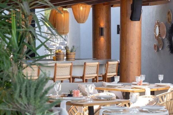 Innenansicht des Restaurants im Sherwood Exclusive Kemer Hotel mit Tisch, Stühlen und Früchten auf dem Tresen.