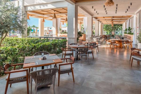 Innenansicht des Restaurants des Sherwood Exclusive Kemer Hotels mit Tischen und Stühlen.