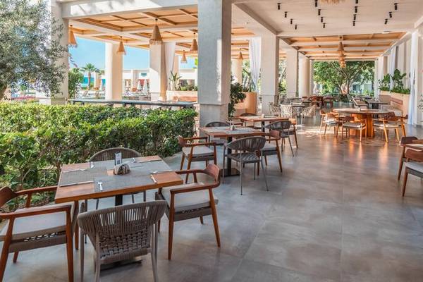 Restaurant des Sherwood Exclusive Kemer Hotels mit Tisch und Stühlen draußen