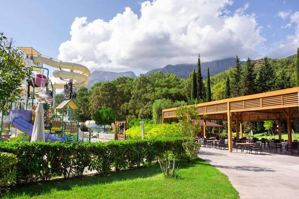 Wasserrutsche und Terrasse im Sherwood Exclusive Kemer Hotel