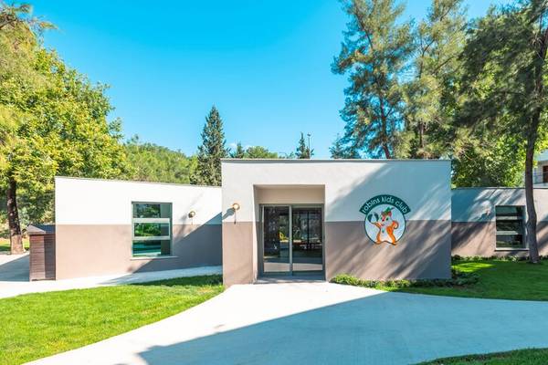 Außenansicht des Sherwood Exclusive Kemer Hotels mit Eingang zur Kinderclub.
