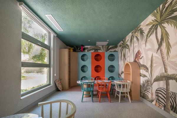 Kinderzimmer im Sherwood Exclusive Kemer Hotel mit farbenfrohen Möbeln und tropischem Wandbild.