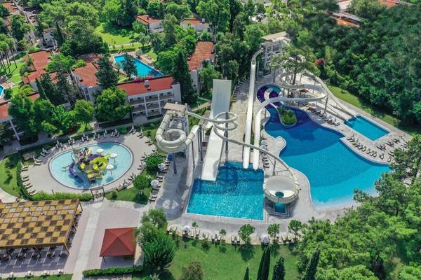 Luftaufnahme des Sherwood Exclusive Kemer Wasserparks mit Rutschen und Pools