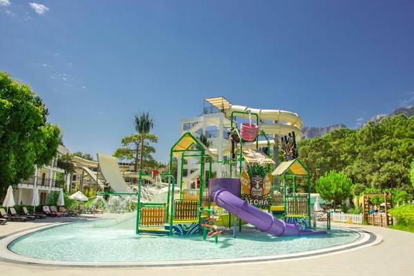 Wasserpark im Sherwood Exclusive Kemer Hotel mit Rutschen und Wasserspielen.