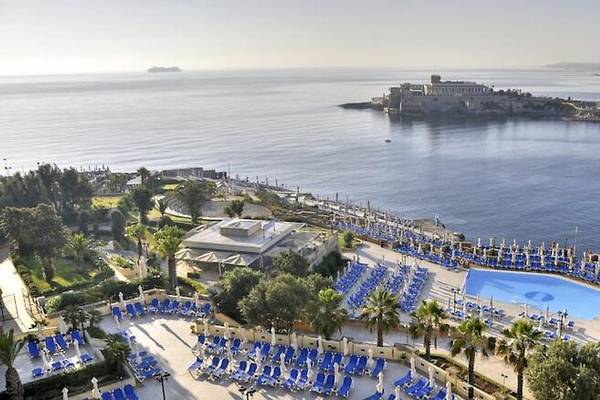 Luftaufnahme des Corinthia St. George's Bay Resorts mit Pool und Blick aufs Meer.