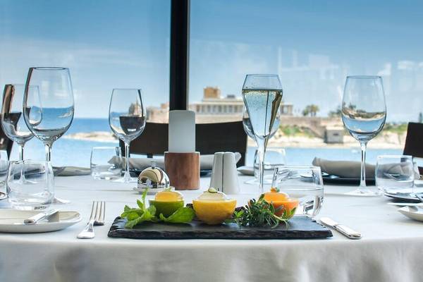 Ein Tisch im Corinthia St George's Bay mit Blick auf das Meer