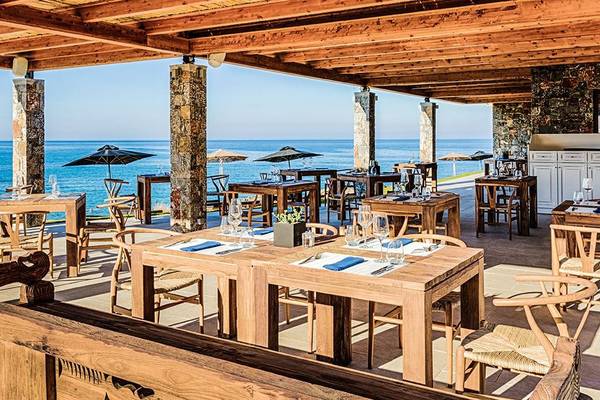 Restaurantterrasse des Abaton Island Resort & Spa mit Blick auf das Meer