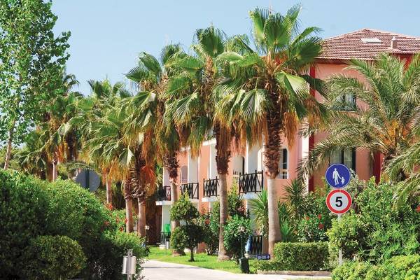Außenansicht des Süral Garden Hotels mit Palmen und Gebäuden