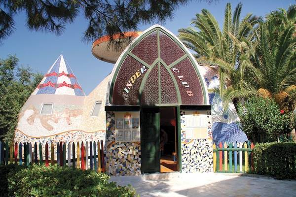 Außenansicht des farbenfrohen Kinderclubs des Süral Garden Hotels mit bunten Mosaiken und einer Eingangstüre.