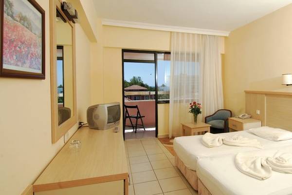 Hotelzimmer im Sural Garden Hotel mit zwei Betten, Balkon und Fernseher.