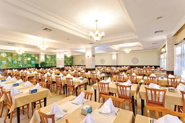 Restaurant im Süral Garden Hotel mit gedeckten Tischen und Stühlen