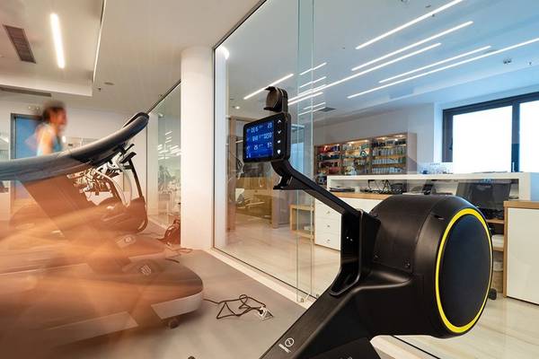 Fitnessraum im Abaton Island Resort & Spa mit Läufern auf einem Treadmill und einem Cardio-Gerät.