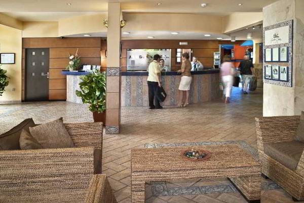 Lobby des Hovima Jardin Caleta Hotels mit Rezeption und Gästen