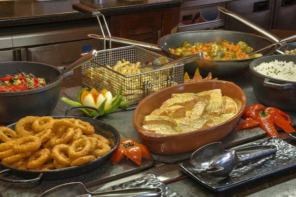 Buffettisch im Hovima Jardin Caleta mit verschiedenen Gerichten wie Fisch, Gemüse und frittierten Speisen.