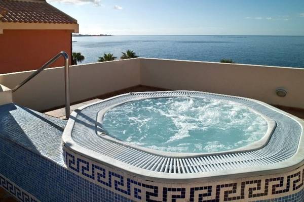 Pool auf der Terrasse des Hovima Jardin Caleta mit Blick auf das Meer