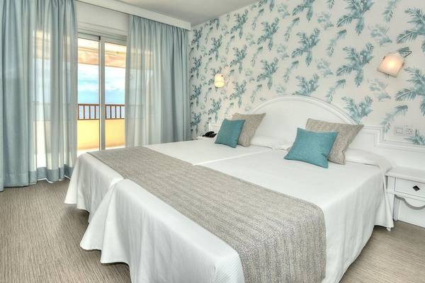 Doppelbett-Zimmer im Hovima Jardin Caleta Hotel mit Blick auf den Balkon.