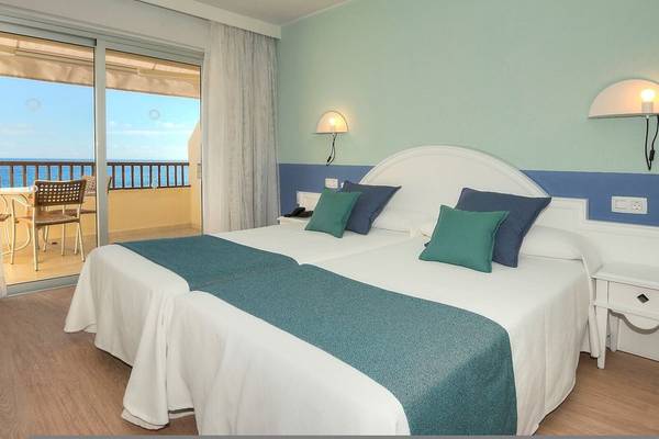 Zimmer im Hovima Jardin Caleta Hotel mit Blick auf das Meer von einer Terrasse