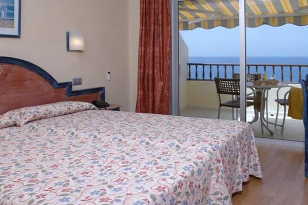 Hotelzimmer im Hovima Jardin Caleta mit Blick auf das Meer von der Terrasse