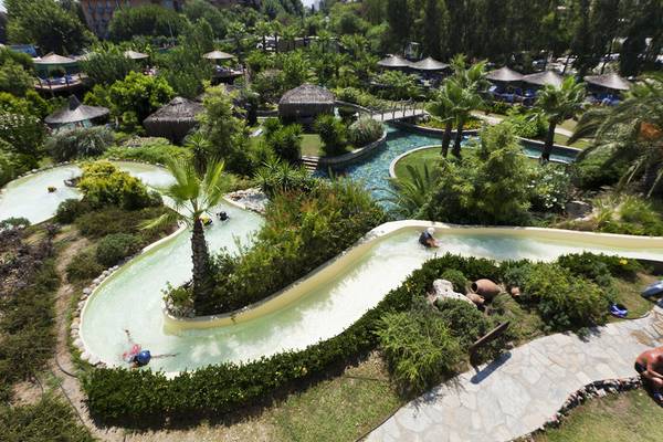 Luftaufnahme des Club Grand Side Wasserparks mit mehreren Wasserrutschen und üppigem Grün.