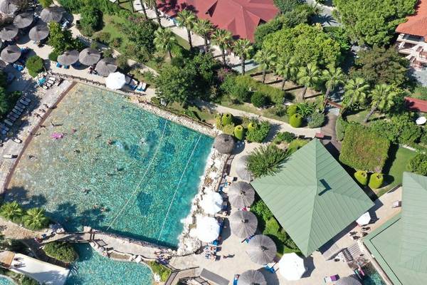 Luftbild vom Außenbereich des Club Grand Side Hotels mit Pools, Gebäuden und Bäumen.