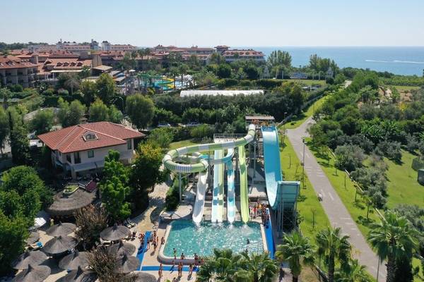 Luftaufnahme des Wasserparks im Club Grand Side Hotel mit Rutschen und Pool