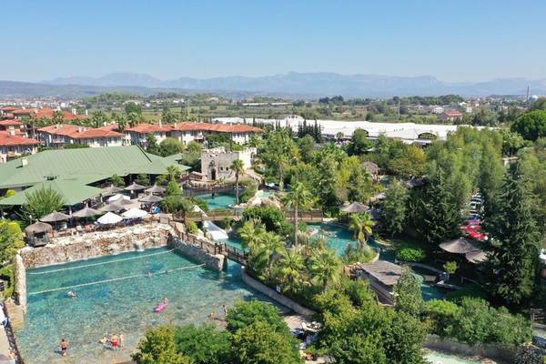 Luftaufnahme des Club Grand Side Wasserparks mit Pools, Rutschen und Gästen