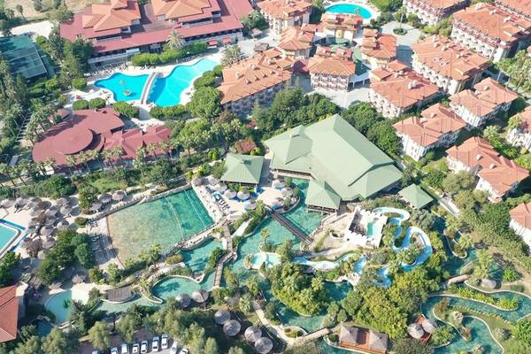 Luftaufnahme des Club Grand Side Resorts mit mehreren Pools, Wasserrutschen und vielen Gebäuden.