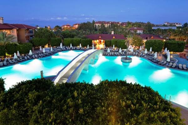 Außenansicht des Außenpools des Club Grand Side Hotels bei Nacht