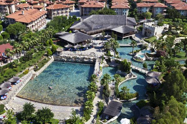 Luftaufnahme des Club Grand Side Resorts mit mehreren Swimmingpools und Bungalows.