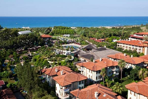 Luftaufnahme des Club Grand Side Hotels mit Blick auf das Meer und den Pool