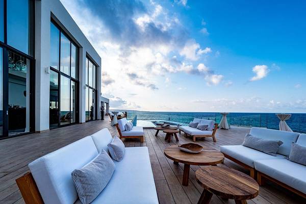 Hotel Terrasse mit Blick auf das Meer und blauem Himmel, Abaton Island Resort & Spa