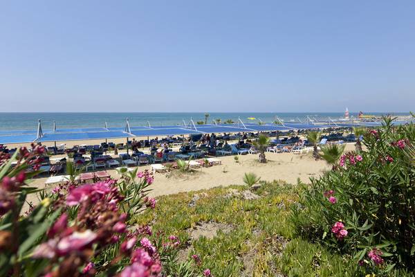 Club Grand Side Strand mit vielen Sonnenschirmen und vielen Liegen am Meer
