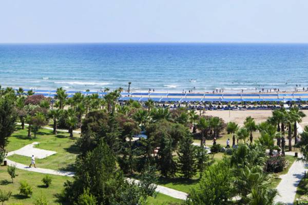 Aussicht auf den Strand und Palmen vom Club Grand Side Hotel