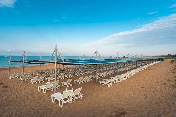 Strand mit vielen Sonnenliegen im Club Grand Side Hotel