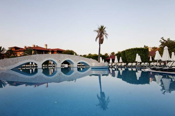 Schwimmbad im Club Grand Side Hotel mit Brücke und Liegen im Hintergrund