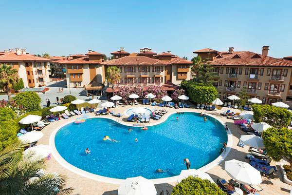 Luftaufnahme des Club Grand Side Hotels mit Swimmingpool und Liegebereichen im Freien.