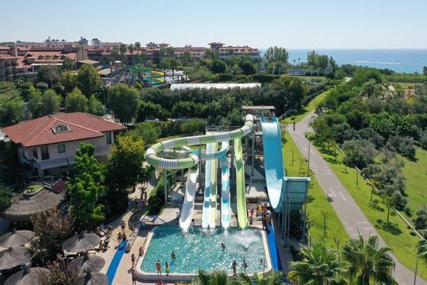 Luftaufnahme des Wasserparks im Club Grand Side Hotel mit Rutschen und Pool