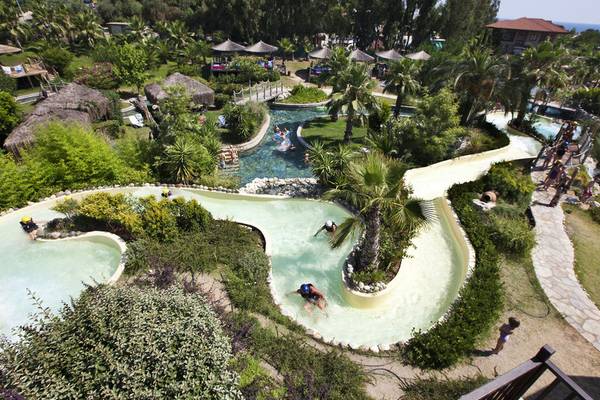 Luftaufnahme der Wasserrutsche im Club Grand Side Hotel mit mehreren Gästen