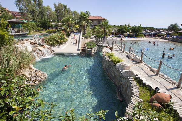 Wasserpark im Club Grand Side Hotel mit Rutschen und schwimmenden Gästen