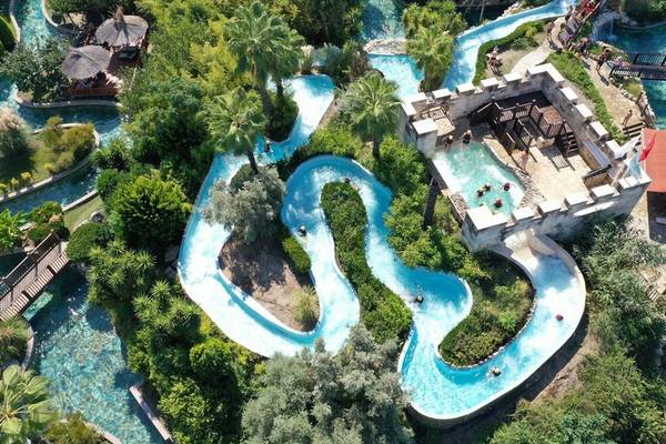 Luftaufnahme des Wasserparks im Club Grand Side Hotel mit mehreren Wasserrutschen und schwimmenden Gästen.