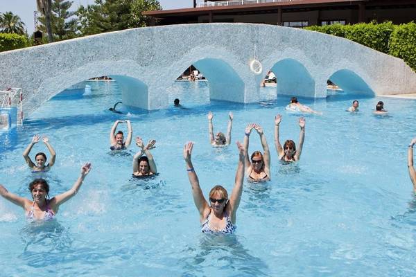 Aquagym-Kurs im Pool des Club Grand Side Hotels mit Teilnehmerinnen, die Übungen machen.