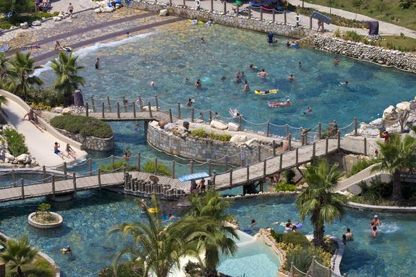 Luftaufnahme des Wasserparks im Club Grand Side Hotel mit vielen Schwimmern und Wasserrutschen.