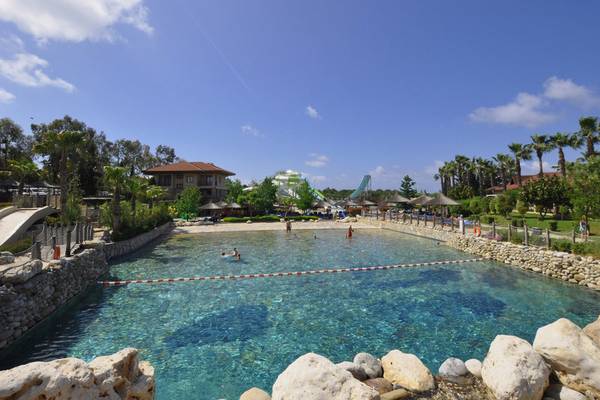 Wasserpark im Club Grand Side Hotel mit blauem Wasser und einigen Leuten.