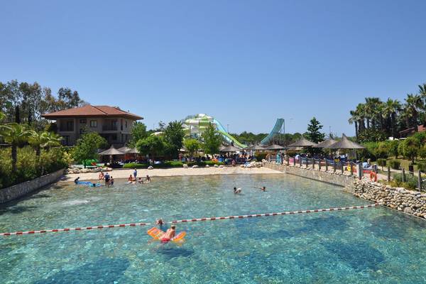 Wasserpark im Club Grand Side Hotel mit Rutschen und vielen Gästen.