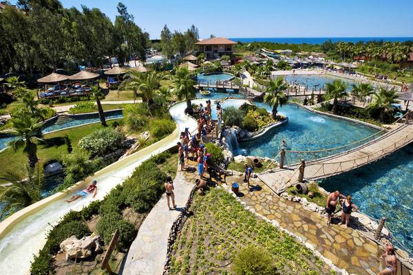 Luftaufnahme des Wasserparks im Club Grand Side Hotel mit Rutschen und Pools.