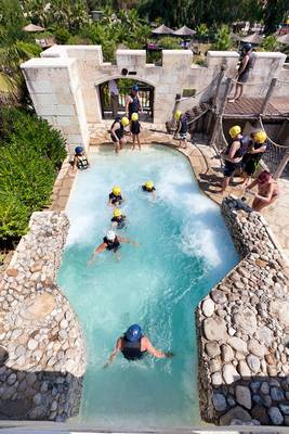 Gäste im Club Grand Side, die in einer Wellenpool-Anlage schwimmen.